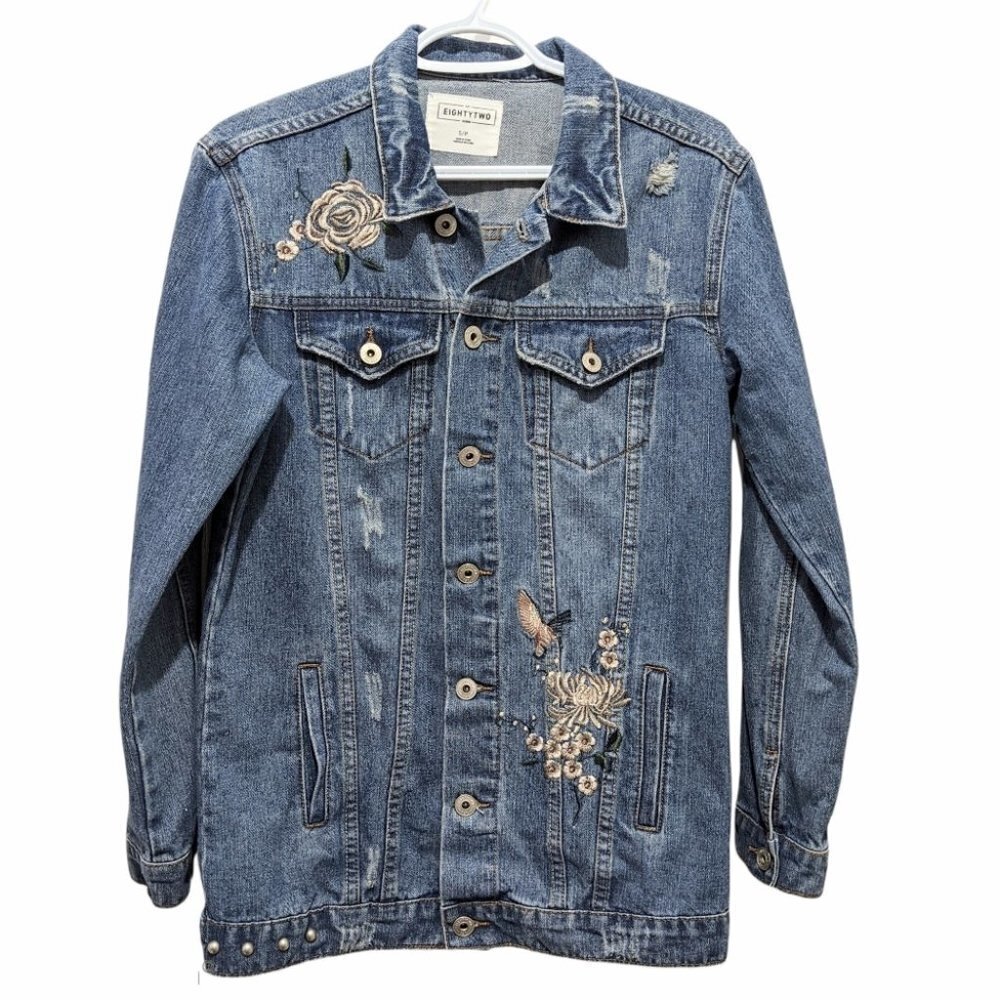 Eightytwo Embroidered distressed denim jean jacket size Small @F